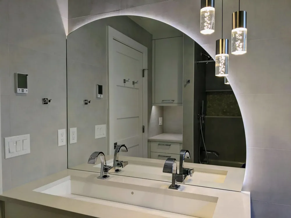 Rounded Mirror with LED lighting